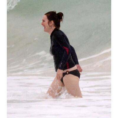 Julianne Moore leichenblass im Bikini