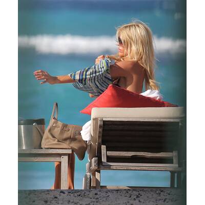 Victoria Silvstedt planscht in St. Barts