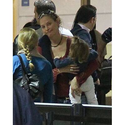 Uma Thurman am Flughafen mit Tochter Luna