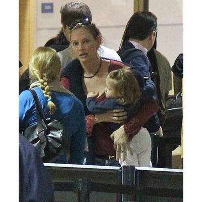 Uma Thurman am Flughafen mit Tochter Luna