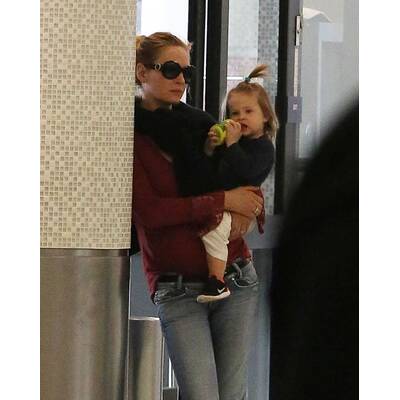 Uma Thurman am Flughafen mit Tochter Luna
