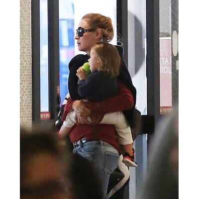 Uma Thurman am Flughafen mit Tochter Luna