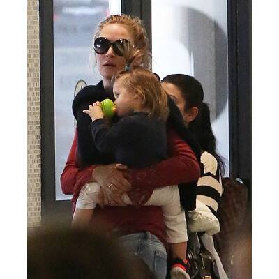 Uma Thurman am Flughafen mit Tochter Luna