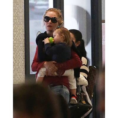 Uma Thurman am Flughafen mit Tochter Luna