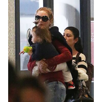 Uma Thurman am Flughafen mit Tochter Luna