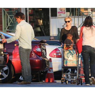 Charlize Theron mit Sohn & Sean Penn im Supermarkt