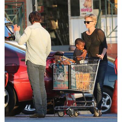 Charlize Theron mit Sohn & Sean Penn im Supermarkt