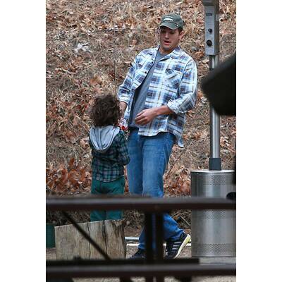 Ashton Kutcher angelt mit unbekanntem Kind