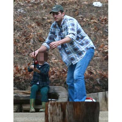 Ashton Kutcher angelt mit unbekanntem Kind