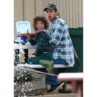 Ashton Kutcher angelt mit unbekanntem Kind