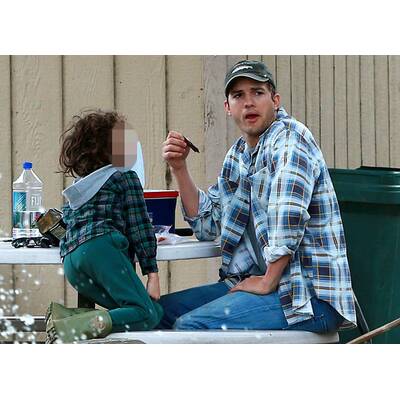 Ashton Kutcher angelt mit unbekanntem Kind