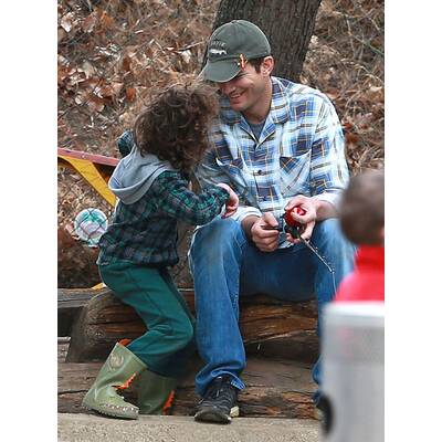 Ashton Kutcher angelt mit unbekanntem Kind