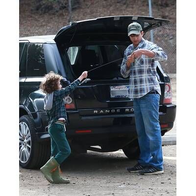 Ashton Kutcher angelt mit unbekanntem Kind