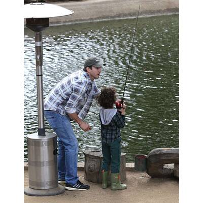 Ashton Kutcher angelt mit unbekanntem Kind