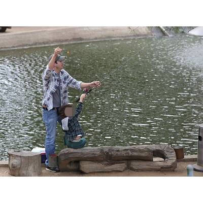 Ashton Kutcher angelt mit unbekanntem Kind