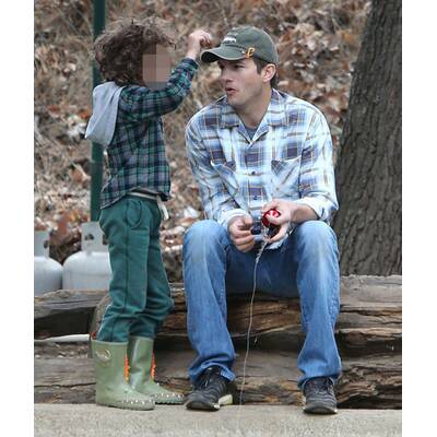 Ashton Kutcher angelt mit unbekanntem Kind