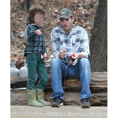 Ashton Kutcher angelt mit unbekanntem Kind