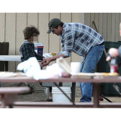 Ashton Kutcher angelt mit unbekanntem Kind