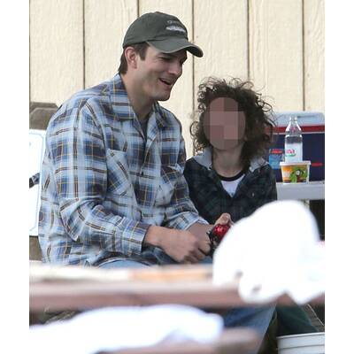Ashton Kutcher angelt mit unbekanntem Kind