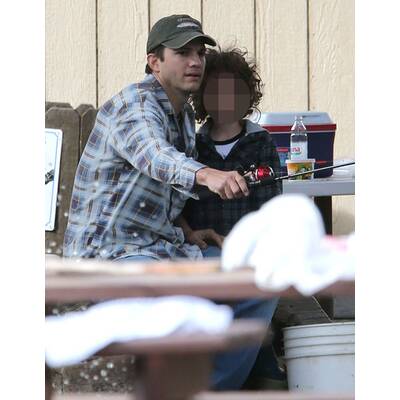Ashton Kutcher angelt mit unbekanntem Kind