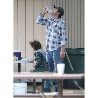 Ashton Kutcher angelt mit unbekanntem Kind