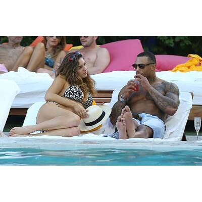 Kelly Brook: Am Strand mit Muskelmann