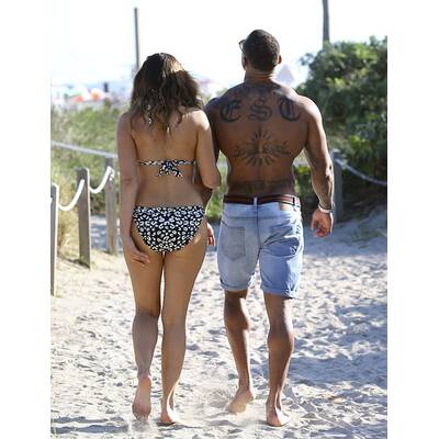 Kelly Brook: Am Strand mit Muskelmann