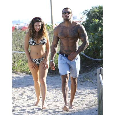 Kelly Brook: Am Strand mit Muskelmann
