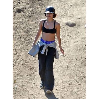 Vanessa Hudgens: Sexy Wandersfrau