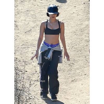 Vanessa Hudgens: Sexy Wandersfrau