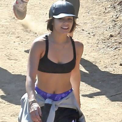 Vanessa Hudgens: Sexy Wandersfrau