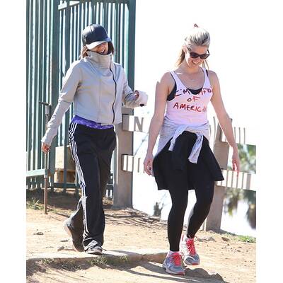 Vanessa Hudgens: Sexy Wandersfrau