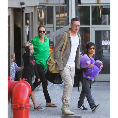 Angelina Jolie & Brad Pitt mit ihren Kindern am Flughafen