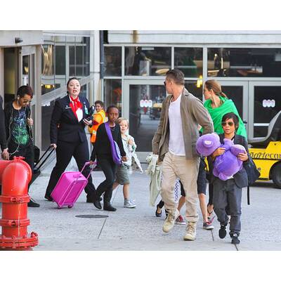 Angelina Jolie & Brad Pitt mit ihren Kindern am Flughafen