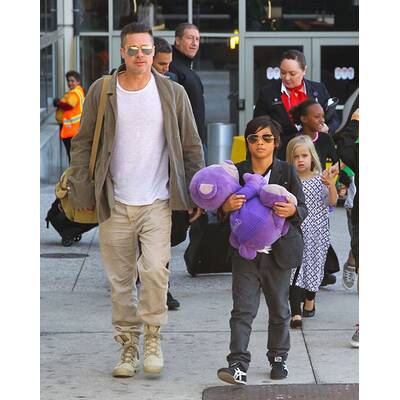 Angelina Jolie & Brad Pitt mit ihren Kindern am Flughafen