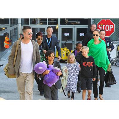 Angelina Jolie & Brad Pitt mit ihren Kindern am Flughafen