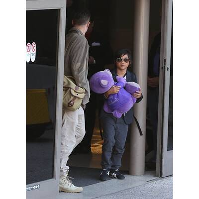 Angelina Jolie & Brad Pitt mit ihren Kindern am Flughafen