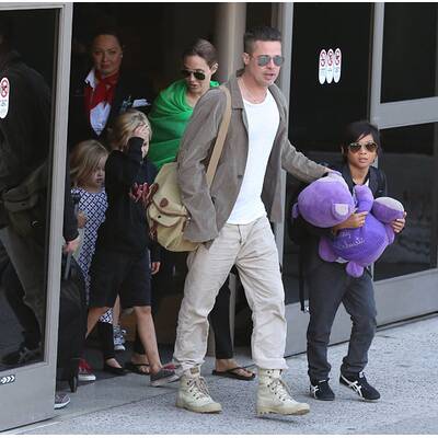 Angelina Jolie & Brad Pitt mit ihren Kindern am Flughafen