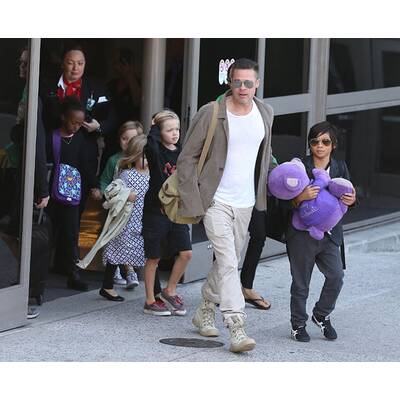Angelina Jolie & Brad Pitt mit ihren Kindern am Flughafen