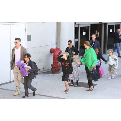 Angelina Jolie & Brad Pitt mit ihren Kindern am Flughafen