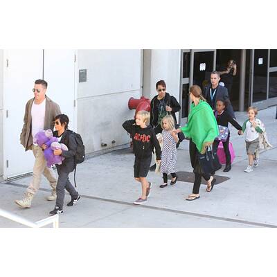 Angelina Jolie & Brad Pitt mit ihren Kindern am Flughafen