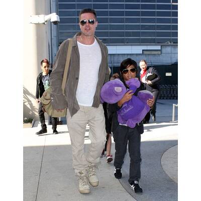 Angelina Jolie & Brad Pitt mit ihren Kindern am Flughafen