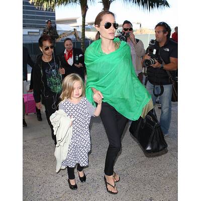 Angelina Jolie & Brad Pitt mit ihren Kindern am Flughafen