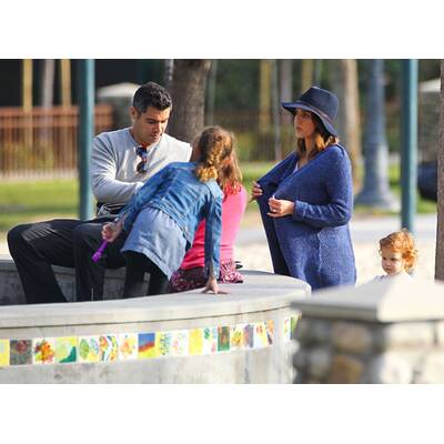 Jessica Alba vernarrt in ihre Töchter