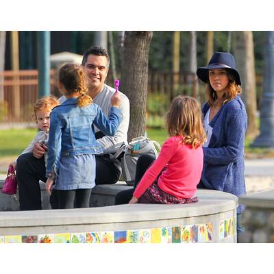 Jessica Alba vernarrt in ihre Töchter