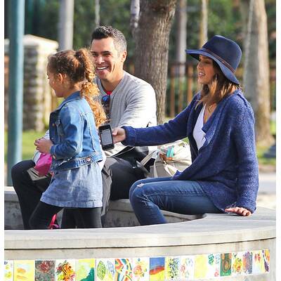 Jessica Alba vernarrt in ihre Töchter