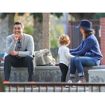 Jessica Alba vernarrt in ihre Töchter