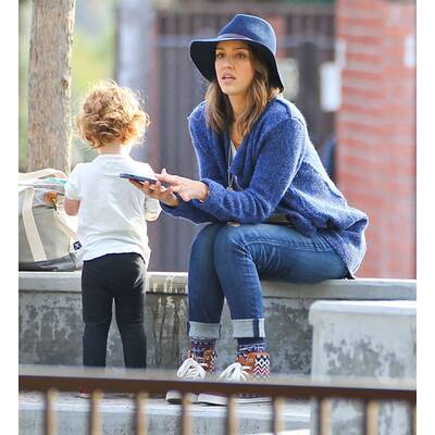 Jessica Alba vernarrt in ihre Töchter