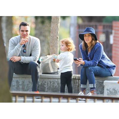 Jessica Alba vernarrt in ihre Töchter