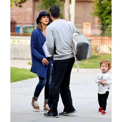 Jessica Alba vernarrt in ihre Töchter